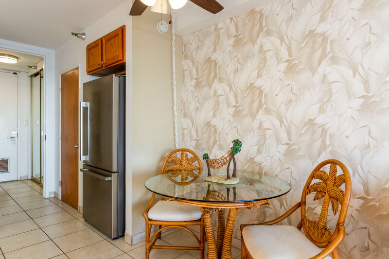 Maui Kai 806 kitchen preparation island with bar stools and ocean view, perfect for entertaining