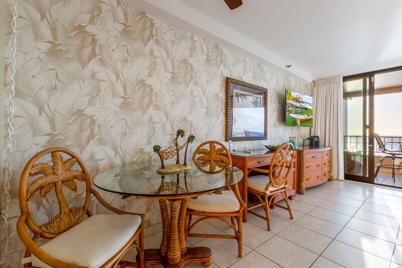 Maui Kai 806 living room with 55 inch Samsung Smart TV, Spectrum HD cable and On Demand viewing